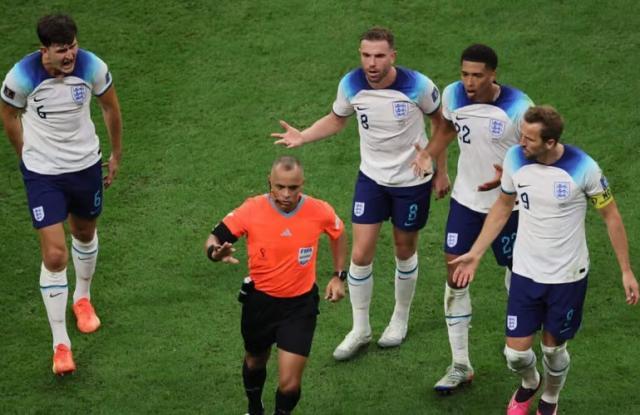 kaiyun-欧洲杯新规严禁“围攻”裁判：队长沟通，违者染黄